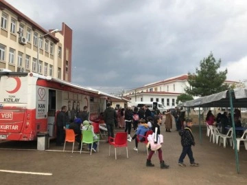 Öğrenci velileri bir günde 142 ünite kan bağışıyla rekor kırdı