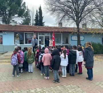 Öğrenciler, şehitler içim saygı duruşunda bulundu