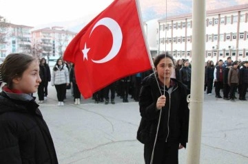 Öğrencilerden Pençe-Kilit şehitleri için saygı duruşu