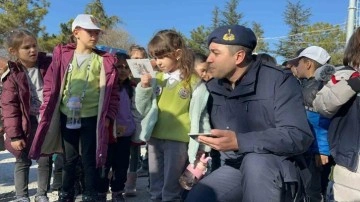 Okuma yazma öğrenince ilk işleri jandarmaya mektup yazmak oldu