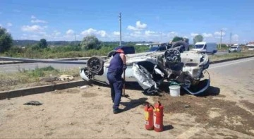 Önce patpata sonra direğe çarpan otomobil takla attı: 4 yaralı