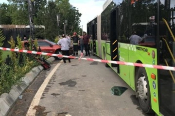 Otobüse çarpan otomobildeki aileden 3 kişi hayatını kaybetti