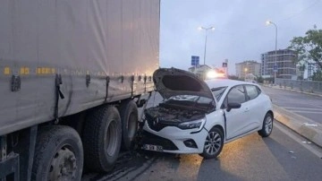 Park halindeki kamyona çarptı: 2 kişi yaralandı