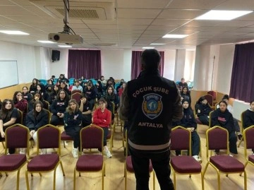 Polisler, ‘Güvenli Okullar’ için öğretmen ve öğrencilere seminer verdi