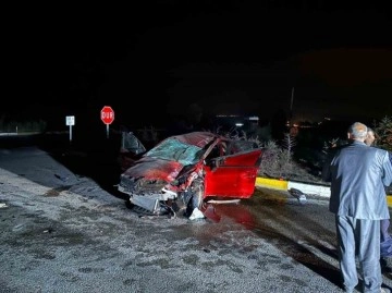 Refüje çarpan otomobil sürücüsü olay yerinde hayatını kaybetti