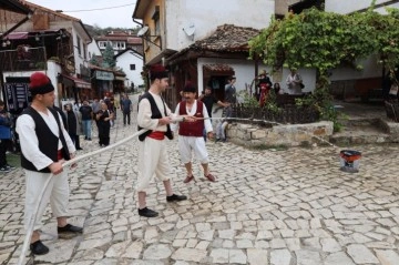 Safranbolu’da itfaiyeciler tulumbacı kıyafetleriyle turistlerin dikkatini çekti