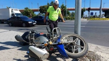 Samsun’da otomobil kırmızı ışıkta bekleyen motosiklete çarptı: 1 yaralı