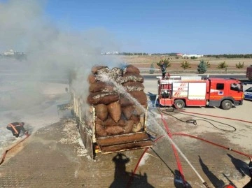 Şanlıurfa’da pamuk yüklü kamyon alev aldı