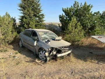 Şarampole girip ağaçlara çarpan otomobilde 4 kişi yaralandı