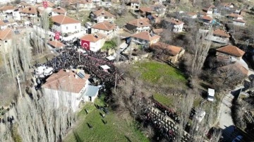 Şehidin kız kardeşi ağabeyini merasim kılıcı ile uğurladı