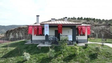 Şehit Özdemir'in ailesine evi teslim edildi