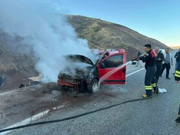 Seyir halindeki araç yandı