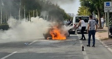 Seyir halindeki otomobil alev aldı, vatandaşlar görüntü çekmek için birbiriyle yarıştı