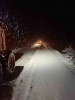 Siirt’te kar yağışı nedeniyle araçlar yolda mahsur kaldı