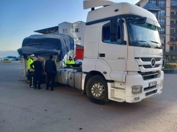 Şırnak’ta tır virajı alırken dorsesi düştü