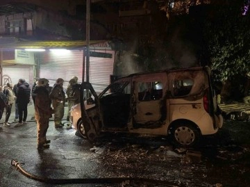 Şişli’de bekçi ısınmak için ateş yaktı, hafif ticari araç ve bekçi kulübesi küle döndü