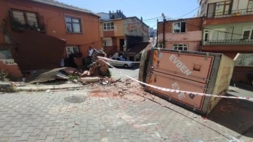 Şişli'de facianın eşiğinden dönüldü! Balkonu yıktı sonra yan yattı!