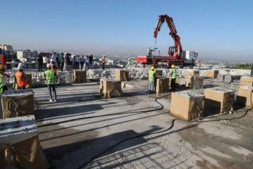 Sismik izolatörlü toplu konut projesinde ilk izolatör montajı yapıldı