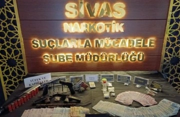 Sivas’ta uyuşturucu operasyonları, binlerce lira ele geçirildi