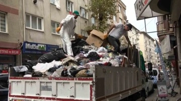 Sokak sokak çöp topladı, babasının evinde biriktirdi