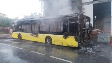 Sultanbeyli'de seyir halindeki İETT otobüsü alev alev yandı