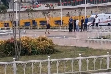 Taksim Meydanı’nda hareketli dakikalar kamerada: Bıçakla kendini rehin aldı