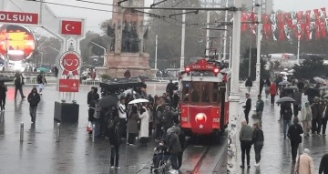 Taksim’de sağanak yağış vatandaşlara zor anlar yaşattı