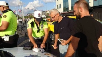 Taksim’de ticari taksiler denetlendi