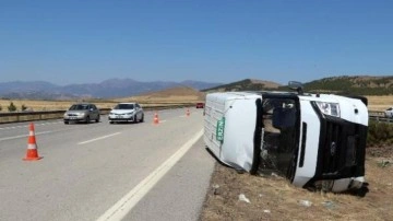 Tarım işçilerini taşıyan minibüsü devrildi: 13 yaralı