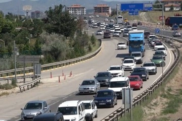 Tatilcilerin dönüş yolculuğu sürüyor: 43 ilin geçiş güzergahında trafik yoğunluğu