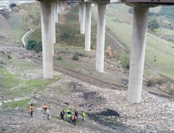 Tır viyadükte asılı kaldı: Sürücü metrelerce yükseklikten aşağı düştü