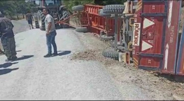 Traktöre bağlı römorklar devrildi, 20 ton mercimek yola saçıldı