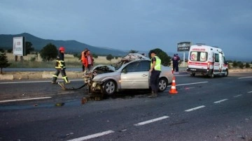 Uşak'ta feci kaza: Kamyonla otomobil çarpıştı, 1 ölü