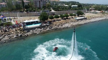 Van Gölü’nde renkli görüntüler: flyboard ile parasailing nefes kesti