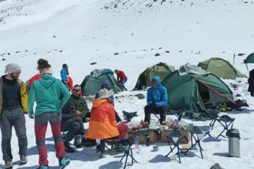 Yabancı turistler Ağrı Dağı zirvesinde