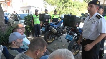 Yalova’da jandarma kask kullanımının önemini anlatıyor