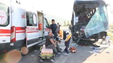 Yolcu otobüsü ve kamyonet kafa kafaya çarpıştı: Çok sayıda yaralı