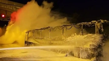 Yolcu otobüsünde yangın. Faciadan kıl payı dönüldü. İstanbul-İzmir otoyolu trafiğe kapandı